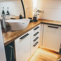 #Badezimmer #Waschbecken aufgesetzt #Fronten in Magnolie #indirekte Beleuchtung