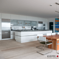 Wohnen Leben Schlafen Küche Kochen Arbeitsplatte Stein Metall Glas Bora Siemens Blanco Miele Venjakob Couch Sofa Cabinet Schranksystem Waffenschrank Esszimmer Esstisch Freischwinger Stühle Ausblick Schlafzimmer Bad Ebenerdig Ferienwohnung Blau Rot Komplett Ausstattung Usedom Erfurt Jena Weimar Gotha Ilmenau Arnstadt Sömmerda Coburg Eisenach Gera Parkett Fliesen Teppich Treppen Haus Ewald Schillig Koinor