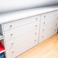 einbauschrank kleiderschrank spiegel stauraum individuell weiß ankleidezimmer schuhe kleider accessoires planung geplant kundenprojekt insel weiß bling-faktor kleiderstange taschen catterfeld mädchentraum style stylisch schiebetür