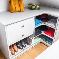 einbauschrank kleiderschrank spiegel stauraum individuell weiß ankleidezimmer schuhe kleider accessoires planung geplant kundenprojekt insel weiß bling-faktor kleiderstange taschen catterfeld mädchentraum style stylisch schiebetür