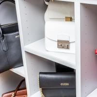 einbauschrank kleiderschrank spiegel stauraum individuell weiß ankleidezimmer schuhe kleider accessoires planung geplant kundenprojekt insel weiß bling-faktor kleiderstange taschen catterfeld mädchentraum style stylisch schiebetür