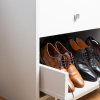 einbauschrank kleiderschrank spiegel stauraum individuell weiß ankleidezimmer schuhe kleider accessoires planung geplant kundenprojekt insel weiß bling-faktor kleiderstange taschen catterfeld mädchentraum style stylisch schiebetür