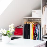 einbauschrank kleiderschrank spiegel stauraum individuell weiß ankleidezimmer schuhe kleider accessoires planung geplant kundenprojekt insel weiß bling-faktor kleiderstange taschen catterfeld mädchentraum style stylisch schiebetür