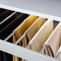 einbauschrank kleiderschrank spiegel stauraum individuell weiß ankleidezimmer schuhe kleider accessoires planung geplant kundenprojekt insel weiß bling-faktor kleiderstange taschen catterfeld mädchentraum style stylisch schiebetür