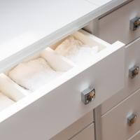 einbauschrank kleiderschrank spiegel stauraum individuell weiß ankleidezimmer schuhe kleider accessoires planung geplant kundenprojekt insel weiß bling-faktor kleiderstange taschen catterfeld mädchentraum style stylisch schiebetür