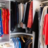 einbauschrank kleiderschrank spiegel stauraum individuell weiß ankleidezimmer schuhe kleider accessoires planung geplant kundenprojekt insel weiß bling-faktor kleiderstange taschen catterfeld mädchentraum style stylisch schiebetür