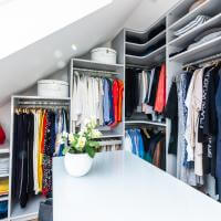 einbauschrank kleiderschrank spiegel stauraum individuell weiß ankleidezimmer schuhe kleider accessoires planung geplant kundenprojekt insel weiß bling-faktor kleiderstange taschen catterfeld mädchentraum style stylisch schiebetür