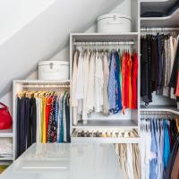 einbauschrank kleiderschrank spiegel stauraum individuell weiß ankleidezimmer schuhe kleider accessoires planung geplant kundenprojekt insel weiß bling-faktor kleiderstange taschen catterfeld mädchentraum style stylisch schiebetür