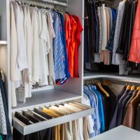 einbauschrank kleiderschrank spiegel stauraum individuell weiß ankleidezimmer schuhe kleider accessoires planung geplant kundenprojekt insel weiß bling-faktor kleiderstange taschen catterfeld mädchentraum style stylisch schiebetür