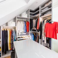 einbauschrank kleiderschrank spiegel stauraum individuell weiß ankleidezimmer schuhe kleider accessoires planung geplant kundenprojekt insel weiß bling-faktor kleiderstange taschen catterfeld mädchentraum style stylisch schiebetür