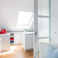 einbauschrank kleiderschrank spiegel stauraum individuell weiß ankleidezimmer schuhe kleider accessoires planung geplant kundenprojekt insel weiß bling-faktor kleiderstange taschen catterfeld mädchentraum style stylisch schiebetür