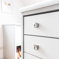 einbauschrank kleiderschrank spiegel stauraum individuell weiß ankleidezimmer schuhe kleider accessoires planung geplant kundenprojekt insel weiß bling-faktor kleiderstange taschen catterfeld mädchentraum style stylisch schiebetür