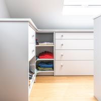 einbauschrank kleiderschrank spiegel stauraum individuell weiß ankleidezimmer schuhe kleider accessoires planung geplant kundenprojekt insel weiß bling-faktor kleiderstange taschen catterfeld mädchentraum style stylisch schiebetür