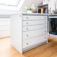 einbauschrank kleiderschrank spiegel stauraum individuell weiß ankleidezimmer schuhe kleider accessoires planung geplant kundenprojekt insel weiß bling-faktor kleiderstange taschen catterfeld mädchentraum style stylisch schiebetür