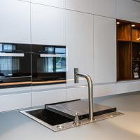 Küche Kücheninsel Großzügig Clean Wand Weiß Matt Walnuß Walnußholz Theke Holz Blanco Spüle BORA Kochfeld Miele Kaffeemaschine Dampfgarer Backofen Arbeitsplatte Glasarbeitsplatte Ausladend Regal Kieppe Planung individuell persönlich Beratung LED LED-Beleuchtung
