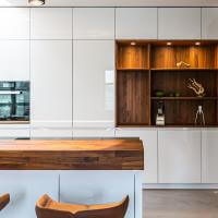 Küche Kücheninsel Großzügig Clean Wand Weiß Matt Walnuß Walnußholz Theke Holz Blanco Spüle BORA Kochfeld Miele Kaffeemaschine Dampfgarer Backofen Arbeitsplatte Glasarbeitsplatte Ausladend Regal Kieppe Planung individuell persönlich Beratung LED LED-Beleuchtung