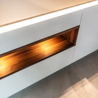 Küche Kücheninsel Großzügig Clean Wand Weiß Matt Walnuß Walnußholz Theke Holz Blanco Spüle BORA Kochfeld Miele Kaffeemaschine Dampfgarer Backofen Arbeitsplatte Glasarbeitsplatte Ausladend Regal Kieppe Planung individuell persönlich Beratung LED LED-Beleuchtung