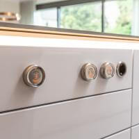 Küche Kücheninsel Großzügig Clean Wand Weiß Matt Walnuß Walnußholz Theke Holz Blanco Spüle BORA Kochfeld Miele Kaffeemaschine Dampfgarer Backofen Arbeitsplatte Glasarbeitsplatte Ausladend Regal Kieppe Planung individuell persönlich Beratung LED LED-Beleuchtung
