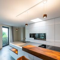 Küche Kücheninsel Großzügig Clean Wand Weiß Matt Walnuß Walnußholz Theke Holz Blanco Spüle BORA Kochfeld Miele Kaffeemaschine Dampfgarer Backofen Arbeitsplatte Glasarbeitsplatte Ausladend Regal Kieppe Planung individuell persönlich Beratung LED LED-Beleuchtung