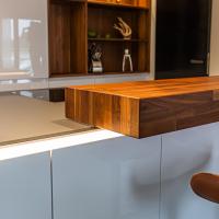 Küche Kücheninsel Großzügig Clean Wand Weiß Matt Walnuß Walnußholz Theke Holz Blanco Spüle BORA Kochfeld Miele Kaffeemaschine Dampfgarer Backofen Arbeitsplatte Glasarbeitsplatte Ausladend Regal Kieppe Planung individuell persönlich Beratung 