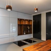 Küche Kücheninsel Großzügig Clean Wand Weiß Matt Walnuß Walnußholz Theke Holz Blanco Spüle BORA Kochfeld Miele Kaffeemaschine Dampfgarer Backofen Arbeitsplatte Glasarbeitsplatte Ausladend Regal Kieppe Planung individuell persönlich Beratung LED LED-Beleuchtung