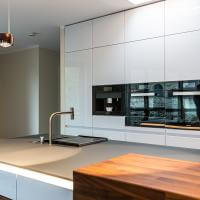 Küche Kücheninsel Großzügig Clean Wand Weiß Matt Walnuß Walnußholz Theke Holz Blanco Spüle BORA Kochfeld Miele Kaffeemaschine Dampfgarer Backofen Arbeitsplatte Glasarbeitsplatte Ausladend Regal Kieppe Planung individuell persönlich Beratung LED LED-Beleuchtung