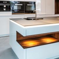 Küche Kücheninsel Großzügig Clean Wand Weiß Matt Walnuß Walnußholz Theke Holz Blanco Spüle BORA Kochfeld Miele Kaffeemaschine Dampfgarer Backofen Arbeitsplatte Glasarbeitsplatte Ausladend Regal Kieppe Planung individuell persönlich Beratung LED LED-Beleuchtung