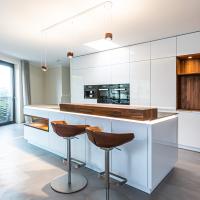 Küche Kücheninsel Großzügig Clean Wand Weiß Matt Walnuß Walnußholz Theke Holz Blanco Spüle BORA Kochfeld Miele Kaffeemaschine Dampfgarer Backofen Arbeitsplatte Glasarbeitsplatte Ausladend Regal Kieppe Planung individuell persönlich Beratung 