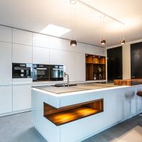Küche Kücheninsel Großzügig Clean Wand Weiß Matt Walnuß Walnußholz Theke Holz Blanco Spüle BORA Kochfeld Miele Kaffeemaschine Dampfgarer Backofen Arbeitsplatte Glasarbeitsplatte Ausladend Regal Kieppe Planung individuell persönlich Beratung 