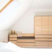 Schlafzimmer Kleiderschrank Schrank Rietberger Enjoy Warme Farbe Warmer Farbton Farbtöne Stauraum Sitzen Sitzgelegenheit Bank Sitzbank Entspannen Unterbringung Kleider Holzoptik Holz Oberfläche