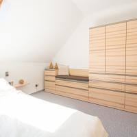 Schlafzimmer Kleiderschrank Schrank Rietberger Enjoy Warme Farbe Warmer Farbton Farbtöne Stauraum Sitzen Sitzgelegenheit Bank Sitzbank Entspannen Unterbringung Kleider Holzoptik Holz Oberfläche