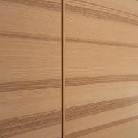 Schlafzimmer Kleiderschrank Schrank Rietberger Enjoy Warme Farbe Warmer Farbton Farbtöne Stauraum Sitzen Sitzgelegenheit Bank Sitzbank Entspannen Unterbringung Kleider Holzoptik Holz Oberfläche