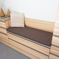Schlafzimmer Kleiderschrank Schrank Rietberger Enjoy Warme Farbe Warmer Farbton Farbtöne Stauraum Sitzen Sitzgelegenheit Bank Sitzbank Entspannen Unterbringung Kleider Holzoptik Holz Oberfläche