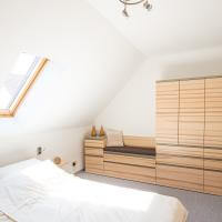 Schlafzimmer Kleiderschrank Schrank Rietberger Enjoy Warme Farbe Warmer Farbton Farbtöne Stauraum Sitzen Sitzgelegenheit Bank Sitzbank Entspannen Unterbringung Kleider Holzoptik Holz Oberfläche