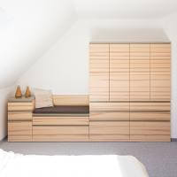 Schlafzimmer Kleiderschrank Schrank Rietberger Enjoy Warme Farbe Warmer Farbton Farbtöne Stauraum Sitzen Sitzgelegenheit Bank Sitzbank Entspannen Unterbringung Kleider Holzoptik Holz Oberfläche