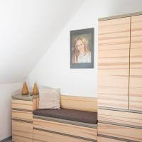 Schlafzimmer Kleiderschrank Schrank Rietberger Enjoy Warme Farbe Warmer Farbton Farbtöne Stauraum Sitzen Sitzgelegenheit Bank Sitzbank Entspannen Unterbringung Kleider Holzoptik Holz Oberfläche