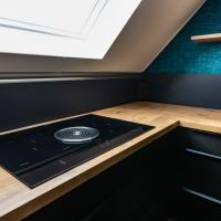 Küche Kueche U-Form Holz Holzoptik Arbeitsplatte Schwarz Matt Waschmaschine Spülmaschine Spüle Blanco Kühlschrank Stauraum Sitzbank Sitzgelegenheit Hocker Vintage Retro Industrial Türkis Modern Falt-Lift-Schrank Bora Bora-Kochfeld Kochfeld Kochen