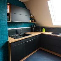 Küche Kueche U-Form Holz Holzoptik Arbeitsplatte Schwarz Matt Waschmaschine Spülmaschine Spüle Blanco Kühlschrank Stauraum Sitzbank Sitzgelegenheit Hocker Vintage Retro Industrial Türkis Modern Falt-Lift-Schrank Bora Bora-Kochfeld Kochfeld Kochen