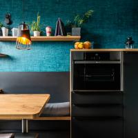 Küche Kueche U-Form Holz Holzoptik Arbeitsplatte Schwarz Matt Waschmaschine Spülmaschine Spüle Blanco Kühlschrank Stauraum Sitzbank Sitzgelegenheit Hocker Vintage Retro Industrial Türkis Modern Falt-Lift-Schrank Bora Bora-Kochfeld Kochfeld Kochen
