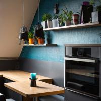 Küche Kueche U-Form Holz Holzoptik Arbeitsplatte Schwarz Matt Waschmaschine Spülmaschine Spüle Blanco Kühlschrank Stauraum Sitzbank Sitzgelegenheit Hocker Vintage Retro Industrial Türkis Modern Falt-Lift-Schrank Bora Bora-Kochfeld Kochfeld Kochen