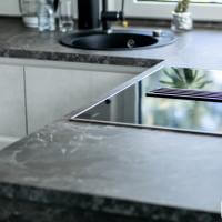 Küche Küchen Modern Weiß Marmor Stein Optik Arbeitsplatte Speisekammer Kieppe Durchgang Integriert Integration Bora Kochfeld Integrierter Abzug Downdraft Küchenhalbinsel Halbinsel Friedrichroda Arnstadt Erfurt Weimar Blanko Deckenhoch Deckenhohe Schränke Miele Einbaugeräte Backofen Dampfgarer