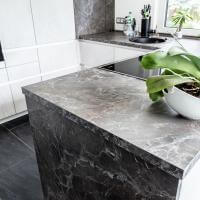 Küche Küchen Modern Weiß Marmor Stein Optik Arbeitsplatte Speisekammer Kieppe Durchgang Integriert Integration Bora Kochfeld Integrierter Abzug Downdraft Küchenhalbinsel Halbinsel Friedrichroda Arnstadt Erfurt Weimar Blanko Deckenhoch Deckenhohe Schränke Miele Einbaugeräte Backofen Dampfgarer