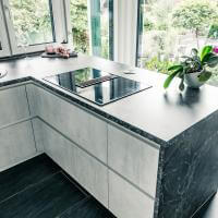 Küche Küchen Modern Weiß Marmor Stein Optik Arbeitsplatte Speisekammer Kieppe Durchgang Integriert Integration Bora Kochfeld Integrierter Abzug Downdraft Küchenhalbinsel Halbinsel Friedrichroda Arnstadt Erfurt Weimar Blanko Deckenhoch Deckenhohe Schränke Miele Einbaugeräte Backofen Dampfgarer