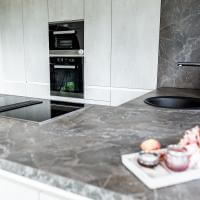 Küche Küchen Modern Weiß Marmor Stein Optik Arbeitsplatte Speisekammer Kieppe Durchgang Integriert Integration Bora Kochfeld Integrierter Abzug Downdraft Küchenhalbinsel Halbinsel Friedrichroda Arnstadt Erfurt Weimar Blanko Deckenhoch Deckenhohe Schränke Miele Einbaugeräte Backofen Dampfgarer