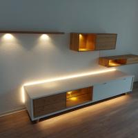 Modernes Wohnzimmer / Stilvolle Wohnwand mit indirekter Beleuchtung! #Regale #Beleuchtung #Charme