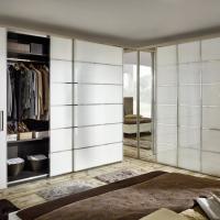 Einbauschrank nach Maß - Mit Drehtüren und um 90-Grad-Ecke