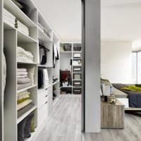 Versteckter Kleiderschrank hinter dem Bett - Ankleide - Raumlösung - begehbarer Kleiderschrank